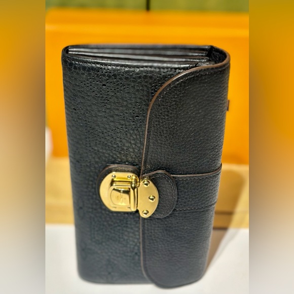 🔥SOLD🔥LOUIS🌻VUITTON Mahina Taiga Portofeuillis Wallet W/Box,Dust-bag & Chain - Picture 6 of 17